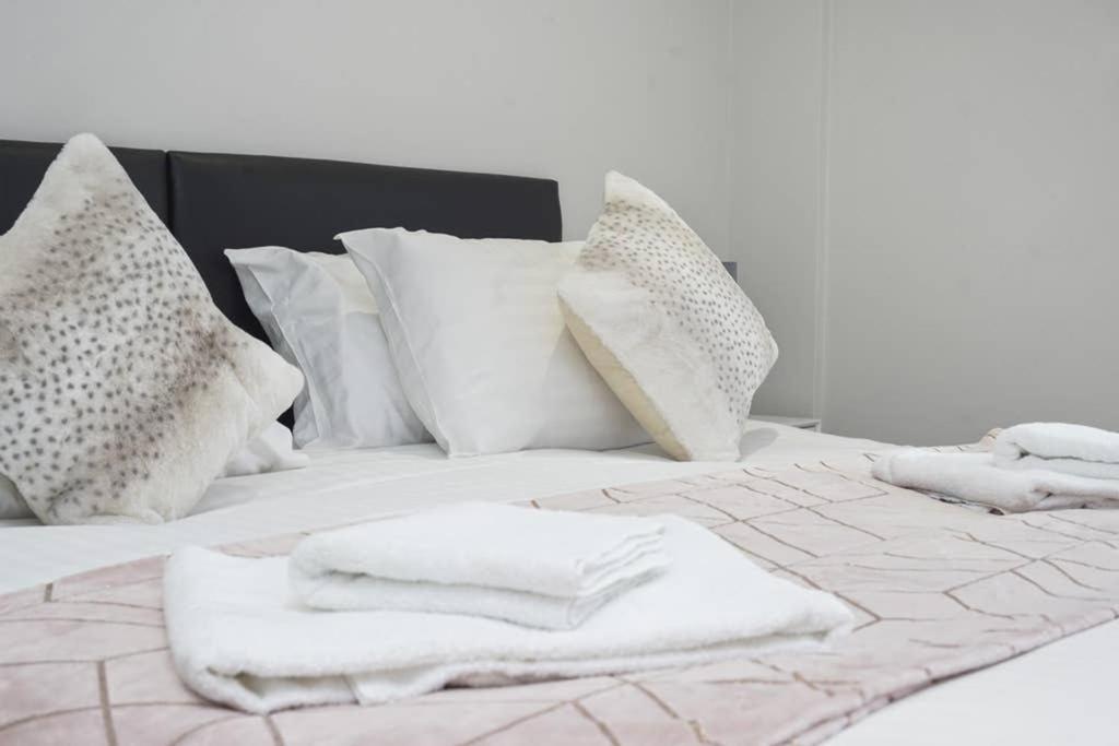 Flat 3 Bridge House Appartamento Staines-upon-Thames Esterno foto